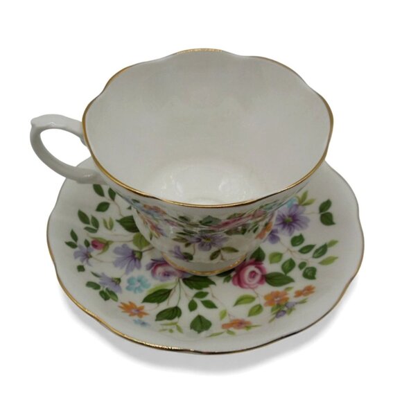 ROYAL ALBERT Floral Teacup & Saucer Set Bone China Gold Trim England Vintage - Picture 2 of 10